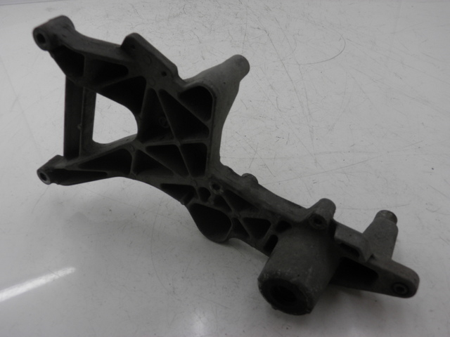 photo de AUSPUFFHALTERUNG HONDA FES PANTHEON 125 (2003 - 2007) - Detailansicht des Bauteils