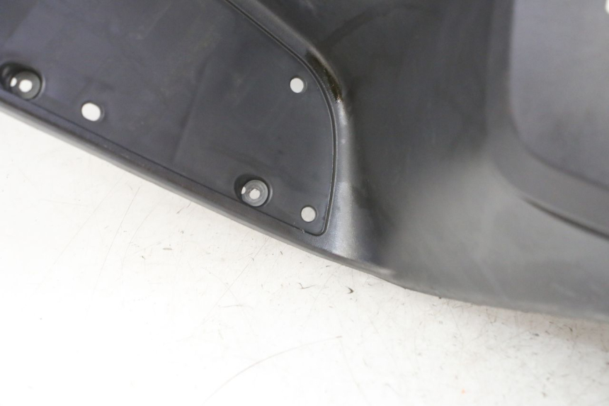 photo de INNENVERKLEIDUNG SUZUKI BURGMAN 125 (2007 - 2014) - Details der Befestigungspunkte