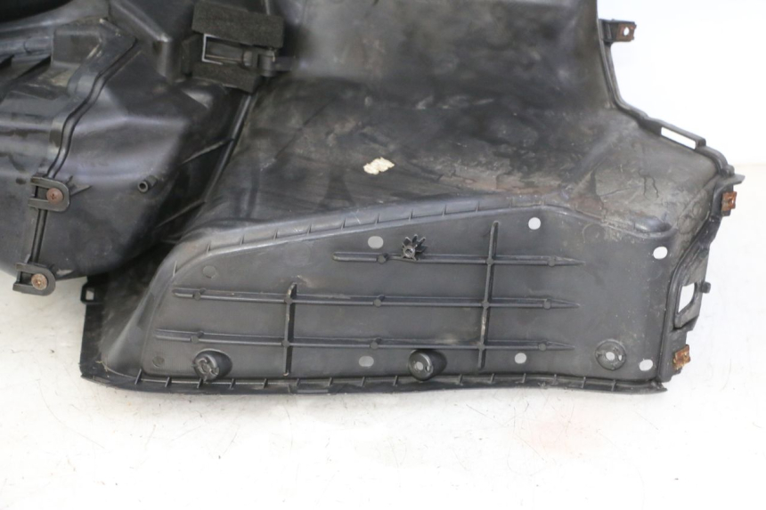 photo de INNENVERKLEIDUNG SUZUKI BURGMAN 125 (2007 - 2014) - Details der Befestigungspunkte