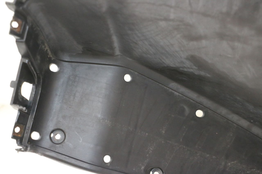 photo de INNENVERKLEIDUNG SUZUKI BURGMAN 125 (2007 - 2014) - Details der Befestigungspunkte