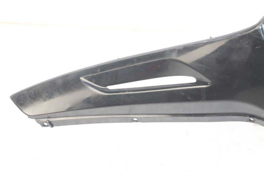 photo de INNERE VERKLEIDUNG RECHTS PIAGGIO BEVERLY 125 (2010 - 2015) - Details der Befestigungspunkte