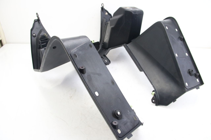 photo de INNENVERKLEIDUNG PEUGEOT SATELIS 125 (2006 - 2009) - Details der Befestigungspunkte