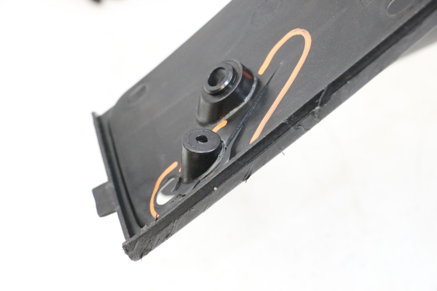 photo de INNENVERKLEIDUNG PEUGEOT SATELIS 125 (2010 - 2012) - Oberflächenzustand und Material