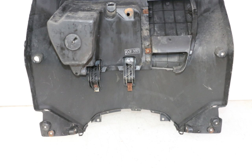 photo de INNENVERKLEIDUNG YAMAHA X-MAX XMAX 250 (2006 - 2009) - Details der Befestigungspunkte