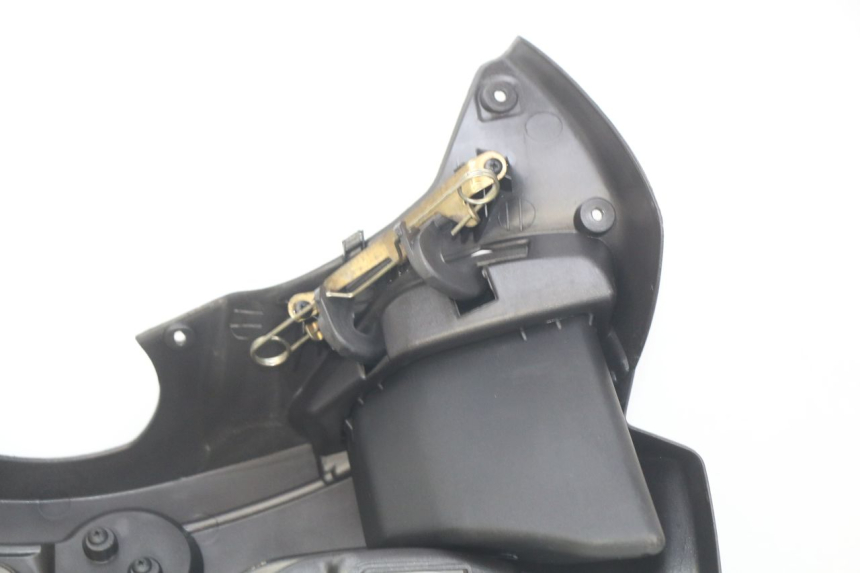 photo de INNENVERKLEIDUNG PIAGGIO X9 125 (2000 - 2003) - Details der Befestigungspunkte