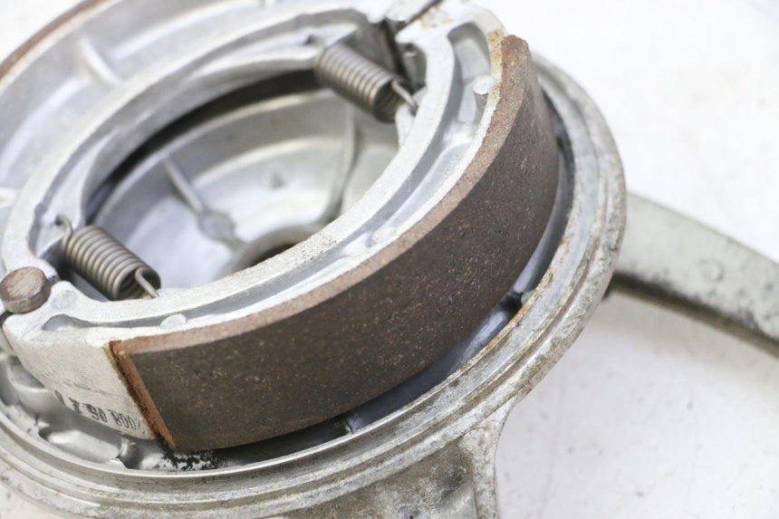 photo de HINTEN TROMMEL HYOSUNG GV AQUILA 125 (2000 - 2009) - Details der Befestigungspunkte