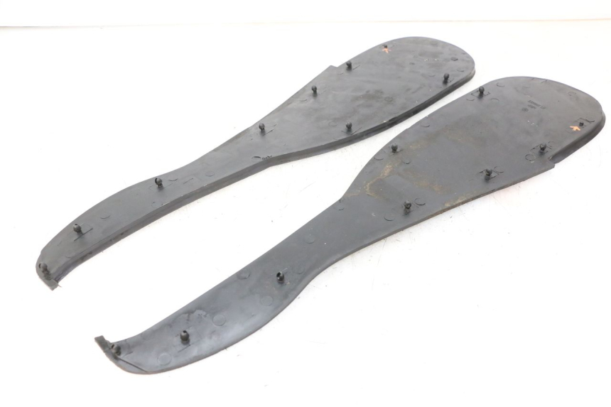 photo de TRITTBRETT VERKLEIDUNG GUMMI BMW C1 125 (2000 - 2003) - Details der Befestigungspunkte