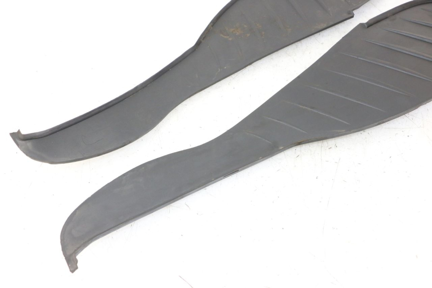 photo de TRITTBRETT VERKLEIDUNG GUMMI BMW C1 125 (2000 - 2003) - Oberflächenzustand und Material