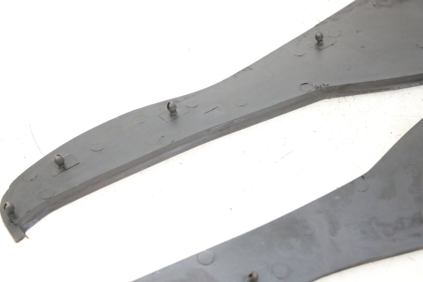 photo de TRITTBRETT VERKLEIDUNG GUMMI BMW C1 125 (2000 - 2003) - Zoom auf Gebrauchszustand