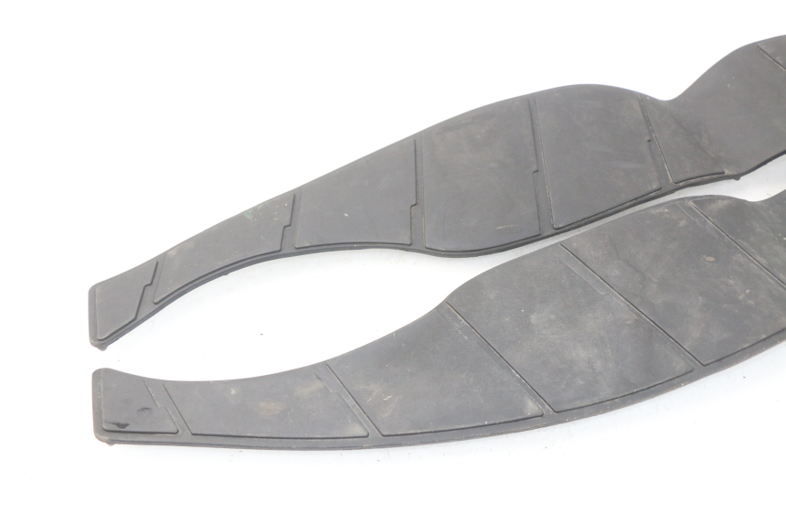 photo de TRITTBRETT VERKLEIDUNG GUMMI SUZUKI BURGMAN 125 (2007 - 2014) - Zoom auf Gebrauchszustand