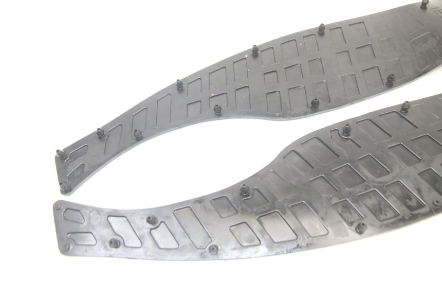 photo de TRITTBRETT VERKLEIDUNG GUMMI SUZUKI BURGMAN 125 (2015 - 2017) - Technische Nahaufnahme