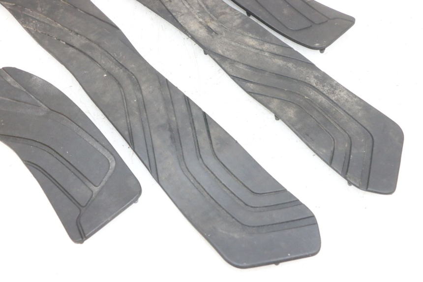 photo de TRITTBRETT VERKLEIDUNG GUMMI SUZUKI BURGMAN 650 (2013 - 2020) - Details der Befestigungspunkte