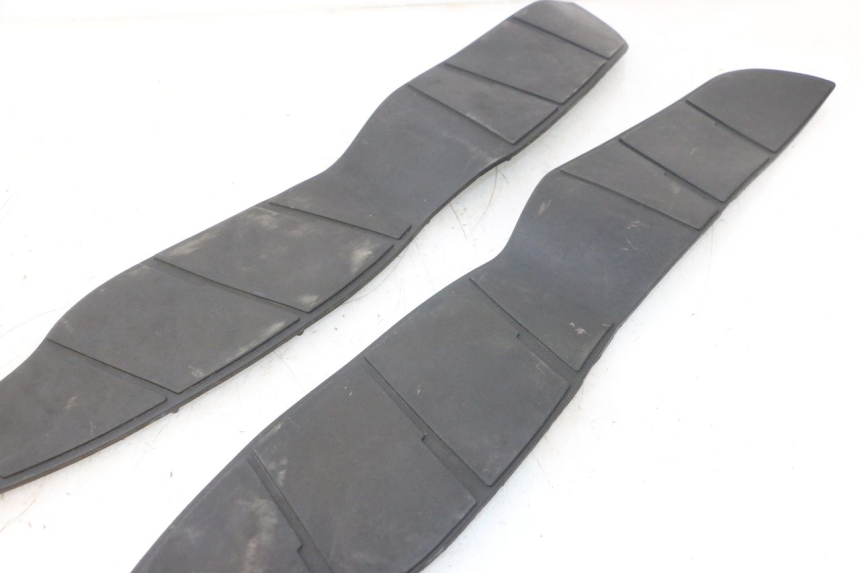 photo de TRITTBRETT VERKLEIDUNG GUMMI SUZUKI BURGMAN 125 (2007 - 2014) - Details der Befestigungspunkte