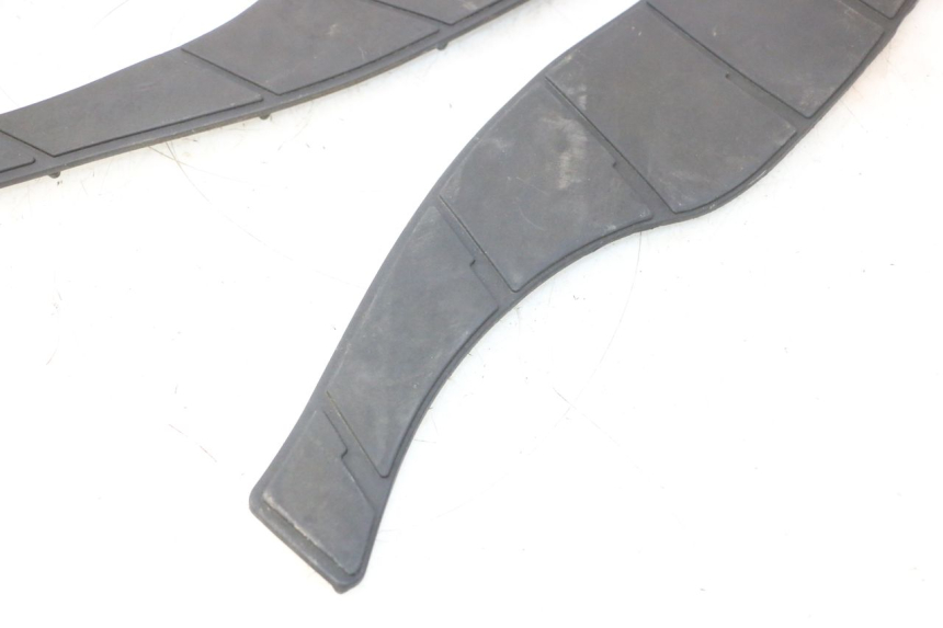 photo de TRITTBRETT VERKLEIDUNG GUMMI SUZUKI BURGMAN 125 (2007 - 2014) - Oberflächenzustand und Material