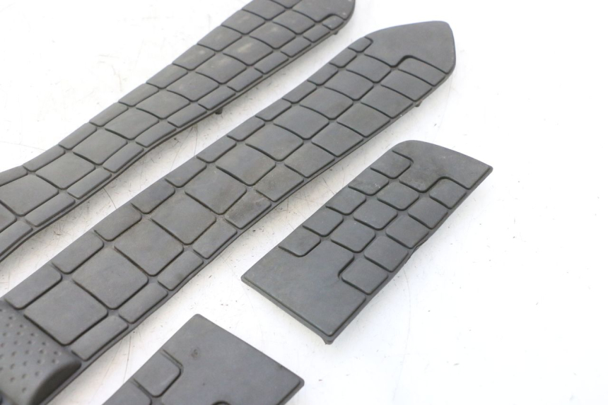 photo de TRITTBRETT VERKLEIDUNG GUMMI SUZUKI BURGMAN EXECUTIVE ABS 650 (2006 - 2012) - Details der Befestigungspunkte
