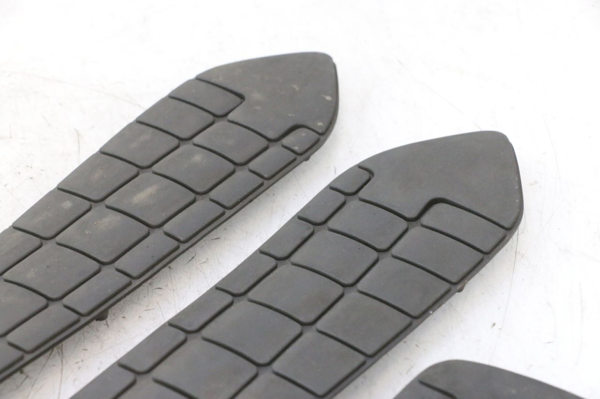photo de TRITTBRETT VERKLEIDUNG GUMMI SUZUKI BURGMAN EXECUTIVE ABS 650 (2006 - 2012) - Oberflächenzustand und Material