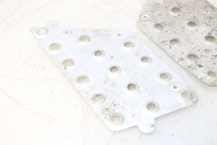 photo de TRITTBRETT VERKLEIDUNG GUMMI KEEWAY F-ACT NAKED 50 (2009 - 2014) - Zoom auf Gebrauchszustand