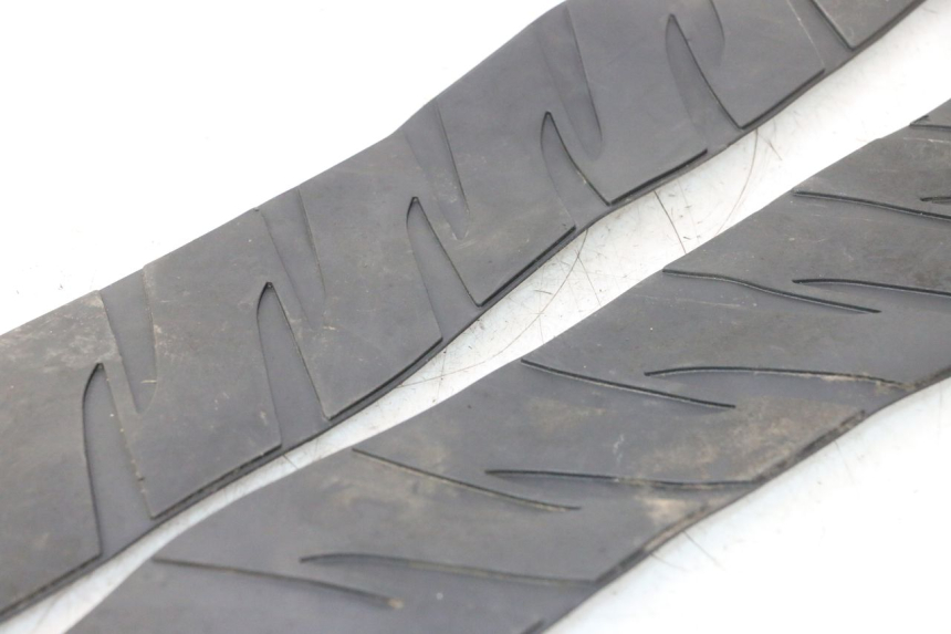 photo de TRITTBRETT VERKLEIDUNG GUMMI HONDA FJS SILVER WING SILVERWING 400 (2005 - 2008) - Details der Befestigungspunkte