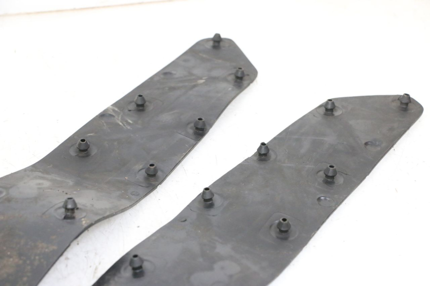 photo de TRITTBRETT VERKLEIDUNG GUMMI HONDA FORZA ABS 300 (2013 - 2017) - Zoom auf Gebrauchszustand