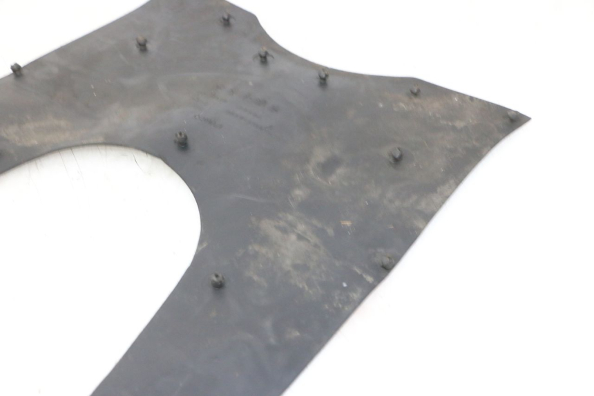 photo de TRITTBRETT VERKLEIDUNG GUMMI KYMCO GRAND DINK 125 (2002 - 2007) - Details der Befestigungspunkte