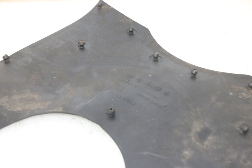 photo de TRITTBRETT VERKLEIDUNG GUMMI KYMCO GRAND DINK 125 (2002 - 2007) - Oberflächenzustand und Material