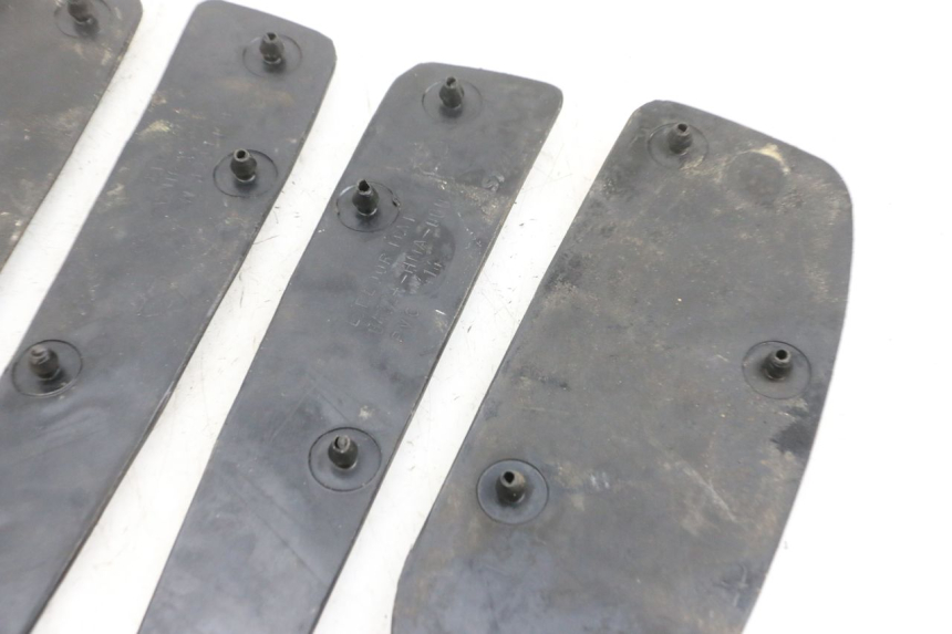 photo de TRITTBRETT VERKLEIDUNG GUMMI SYM GTS EVO 125 (2009 - 2013) - Detailansicht des Bauteils