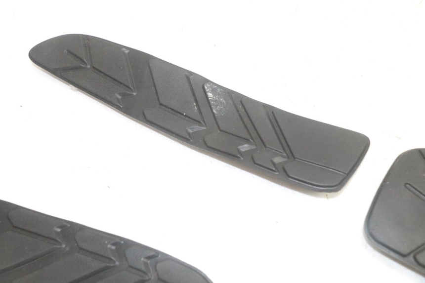 photo de TRITTBRETT VERKLEIDUNG GUMMI SYM GTS EVO 125 (2009 - 2013) - Zoom auf Gebrauchszustand