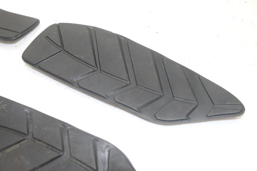 photo de TRITTBRETT VERKLEIDUNG GUMMI SYM GTS EVO 125 (2009 - 2013) - Gesamtansicht des Produkts
