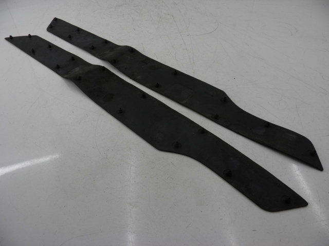 photo de TRITTBRETT VERKLEIDUNG GUMMI HONDA FES PANTHEON 125 (2003 - 2007) - Detailansicht des Bauteils