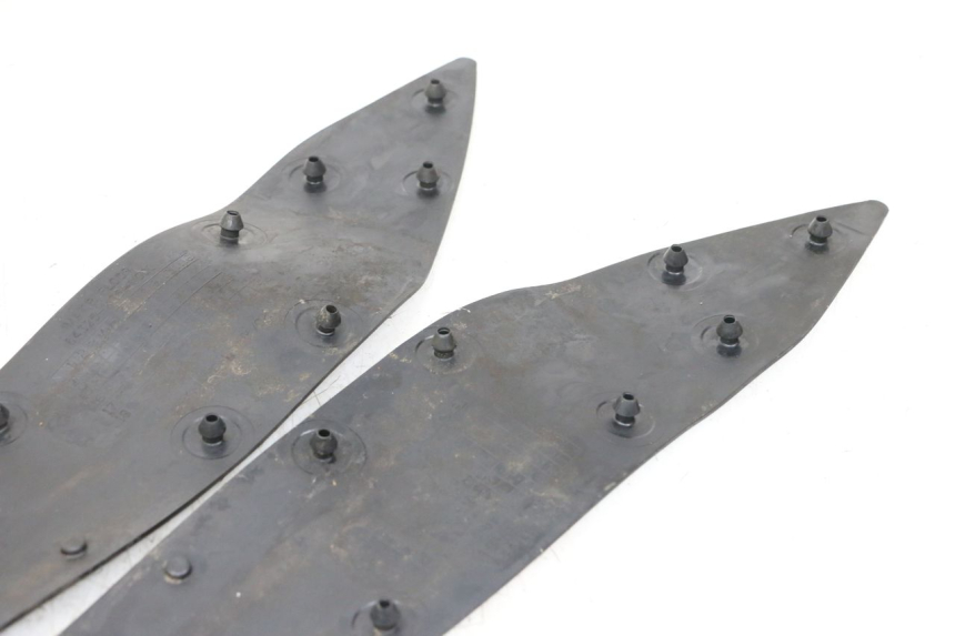 photo de TRITTBRETT VERKLEIDUNG GUMMI HONDA PCX (JF57/JF64) 125 (2014 - 2018) - Zoom auf Gebrauchszustand