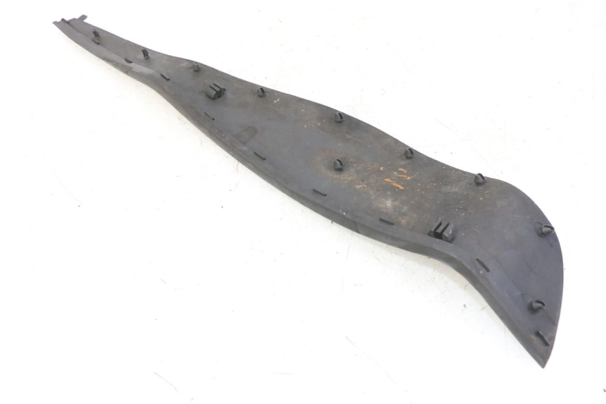 photo de TRITTBRETT VERKLEIDUNG GUMMI PIAGGIO IE MP3 YOURBAN 300 (2011 - 2016) - Zoom auf Gebrauchszustand