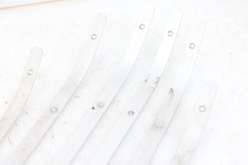 photo de TRITTBRETT VERKLEIDUNG GUMMI JM MOTORS VX 125 (2022 - 2025) - Details der Befestigungspunkte