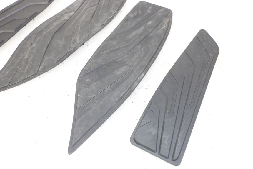 photo de TRITTBRETT VERKLEIDUNG GUMMI SYM JOYMAX 125 (2010 - 2017) - Zoom auf Gebrauchszustand