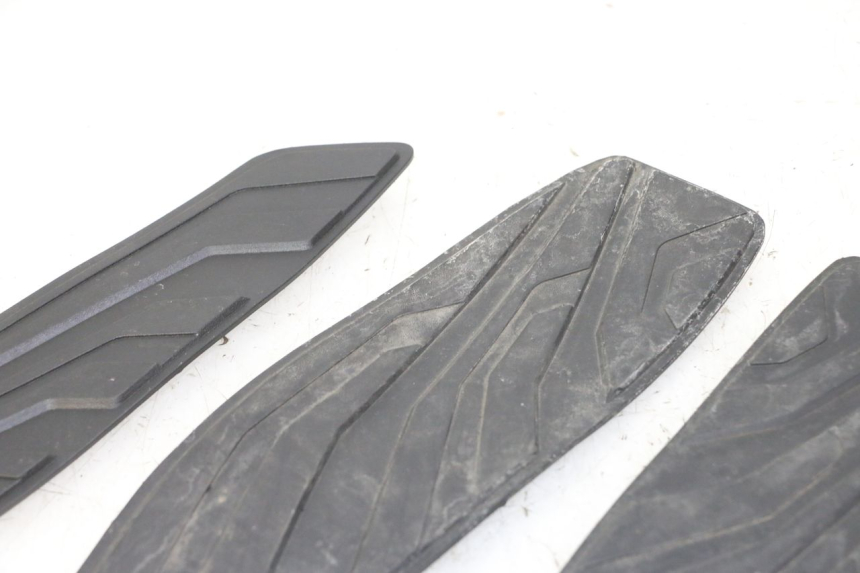 photo de TRITTBRETT VERKLEIDUNG GUMMI SYM JOYMAX 125 (2010 - 2017) - Alternative Perspektive