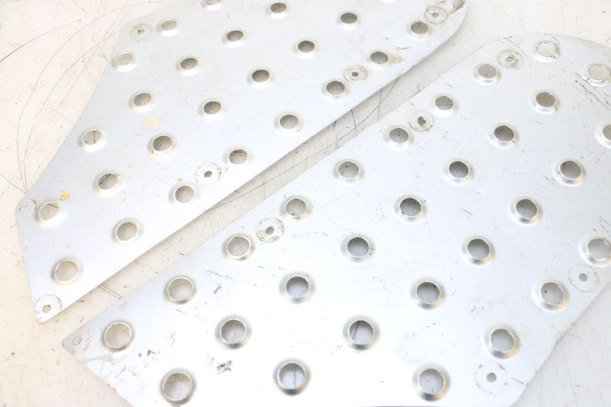 photo de TRITTBRETT VERKLEIDUNG GUMMI KEEWAY MATRIX RX9 125 (2006 - 2007) - Zoom auf Gebrauchszustand