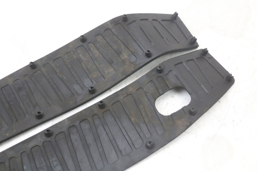 photo de TRITTBRETT VERKLEIDUNG GUMMI PIAGGIO MP3 HPE 350 (2018 - 2020) - Charakteristische Merkmale