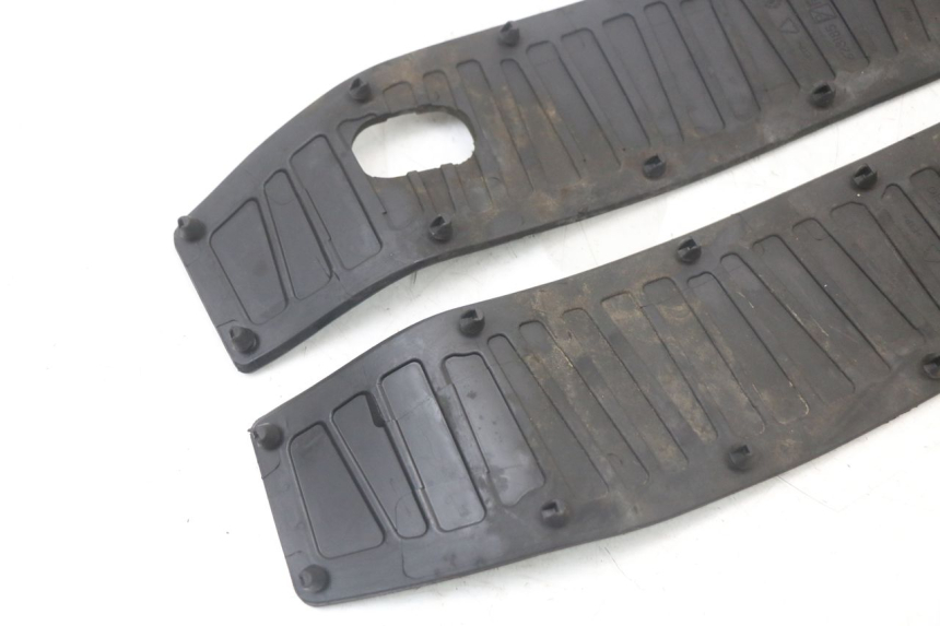 photo de TRITTBRETT VERKLEIDUNG GUMMI PIAGGIO MP3 HPE 350 (2018 - 2020) - Oberflächenzustand und Material