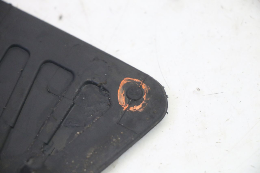 photo de TRITTBRETT VERKLEIDUNG GUMMI PIAGGIO MP3 HPE 350 (2018 - 2020) - Details der Befestigungspunkte