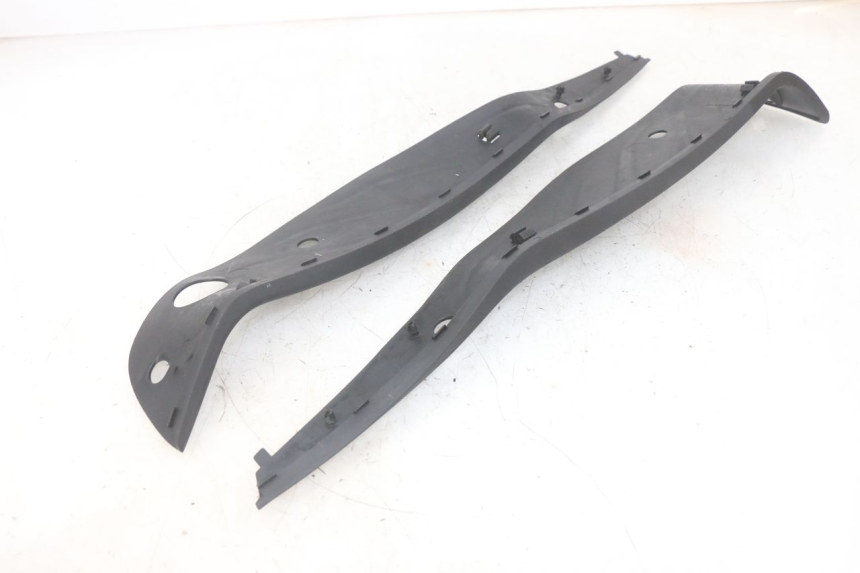 photo de TRITTBRETT VERKLEIDUNG GUMMI PIAGGIO MP3 HPE 300 (2019 - 2026) - Detailansicht des Bauteils