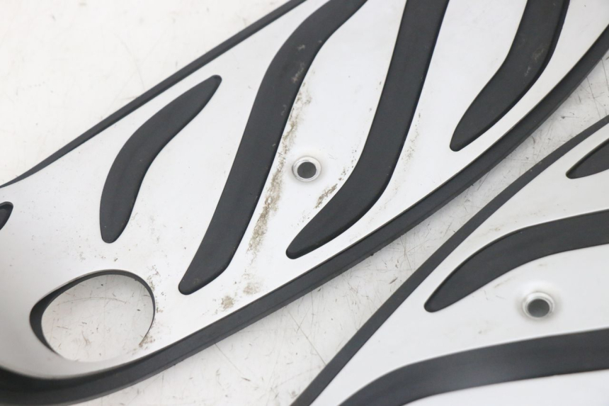 photo de TRITTBRETT VERKLEIDUNG GUMMI PIAGGIO MP3 HPE 300 (2019 - 2026) - Weitere Ansicht des Artikels