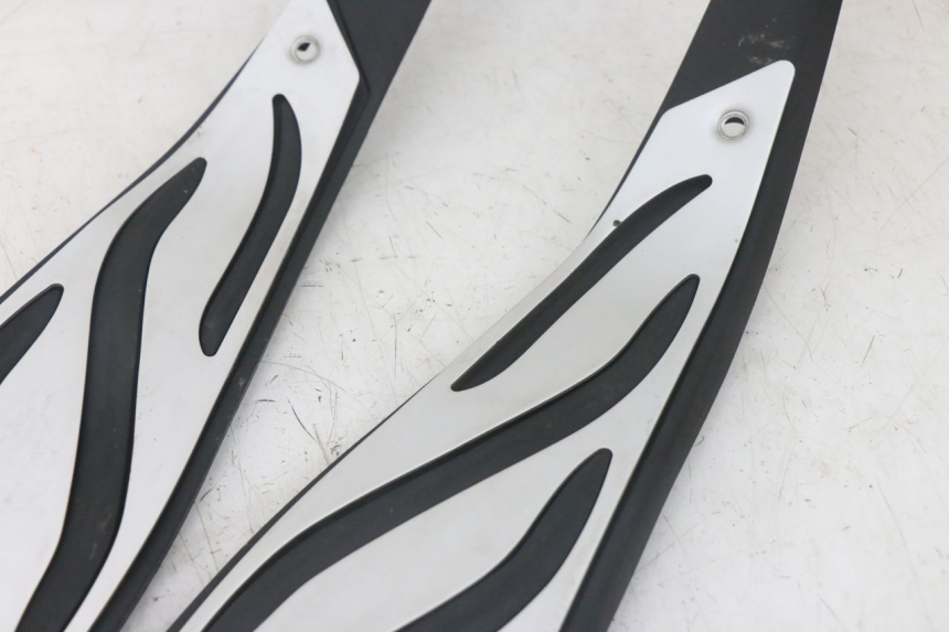 photo de TRITTBRETT VERKLEIDUNG GUMMI PIAGGIO MP3 HPE 300 (2019 - 2026) - Charakteristische Merkmale