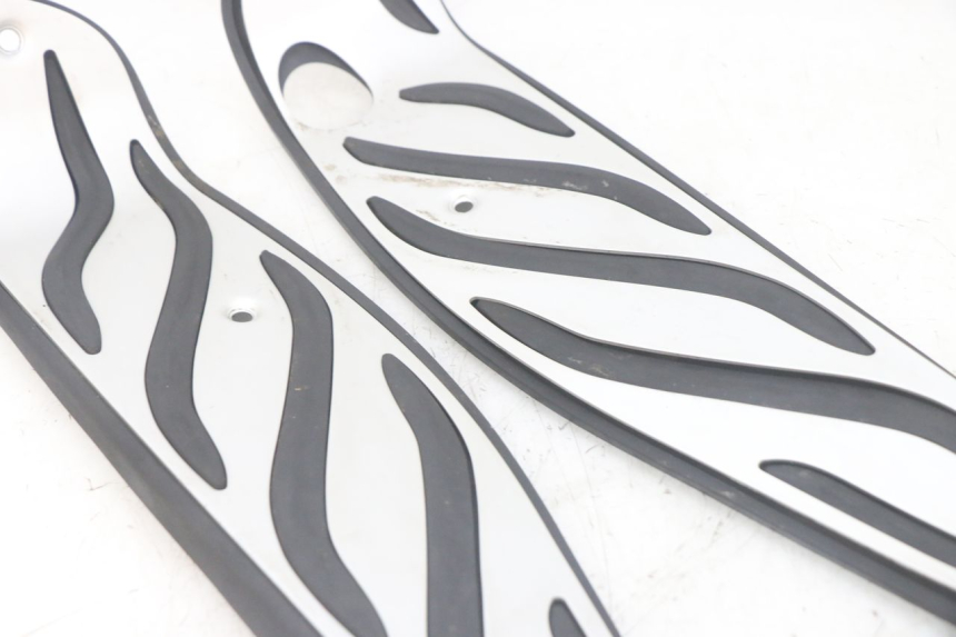 photo de TRITTBRETT VERKLEIDUNG GUMMI PIAGGIO MP3 HPE 300 (2019 - 2026) - Ergänzendes Produktfoto