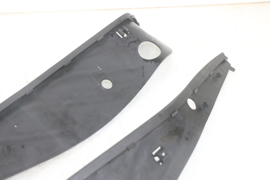 photo de TRITTBRETT VERKLEIDUNG GUMMI PIAGGIO MP3 HPE 300 (2019 - 2026) - Zoom auf Gebrauchszustand