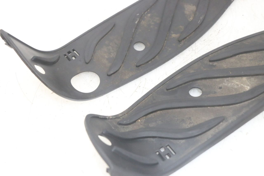 photo de TRITTBRETT VERKLEIDUNG GUMMI PIAGGIO MP3 HPE 300 (2019 - 2026) - Details der Befestigungspunkte