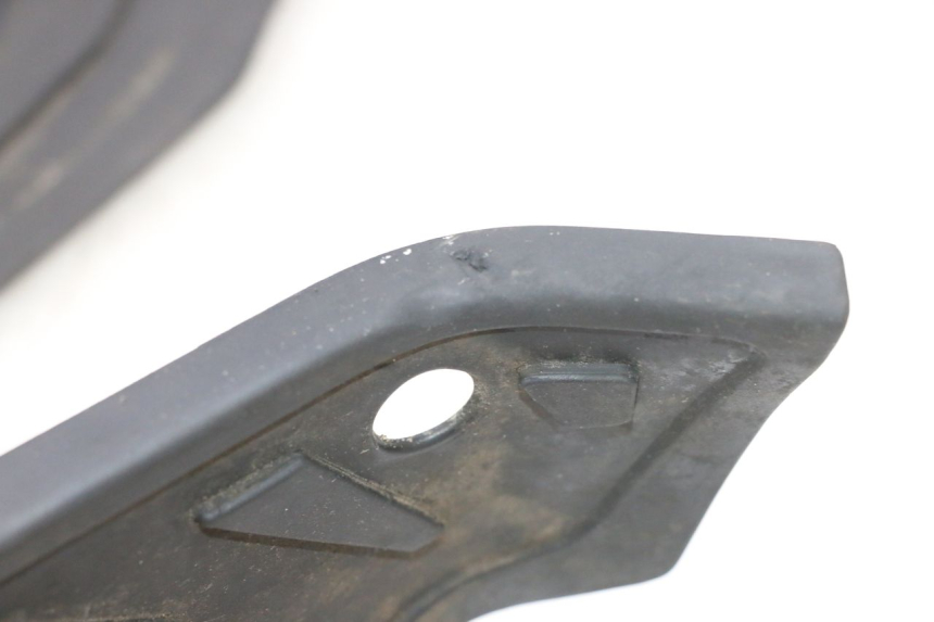 photo de TRITTBRETT VERKLEIDUNG GUMMI PIAGGIO MP3 HPE 530 (2022 - 2026) - Details der Befestigungspunkte