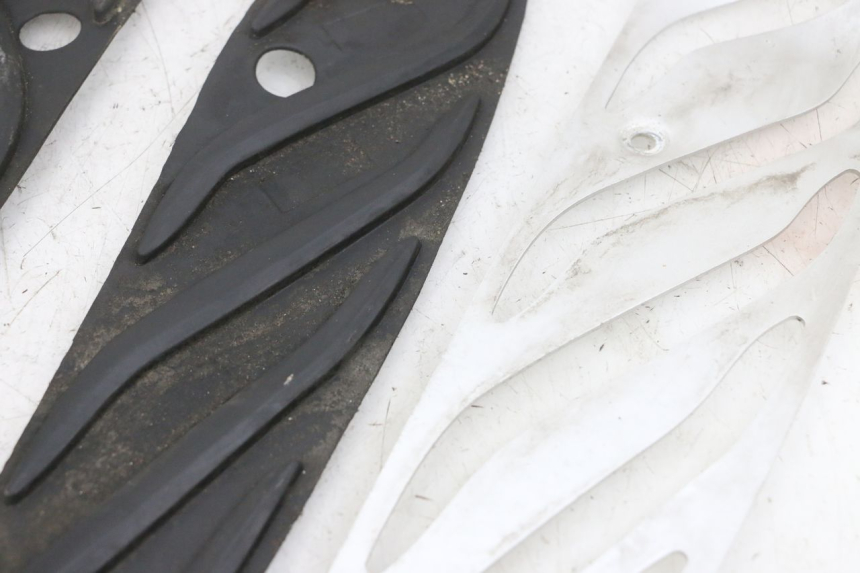 photo de TRITTBRETT VERKLEIDUNG GUMMI PIAGGIO MP3 500 (2016 - 2018) - Zoom auf Komponenten