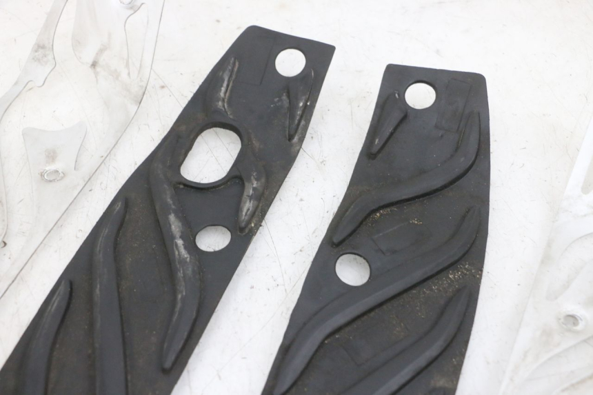 photo de TRITTBRETT VERKLEIDUNG GUMMI PIAGGIO MP3 500 (2016 - 2018) - Details der Befestigungspunkte