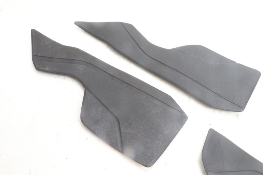 photo de TRITTBRETT VERKLEIDUNG GUMMI YAMAHA N-MAX NMAX 125 (2021 - 2024) - Detailansicht des Bauteils