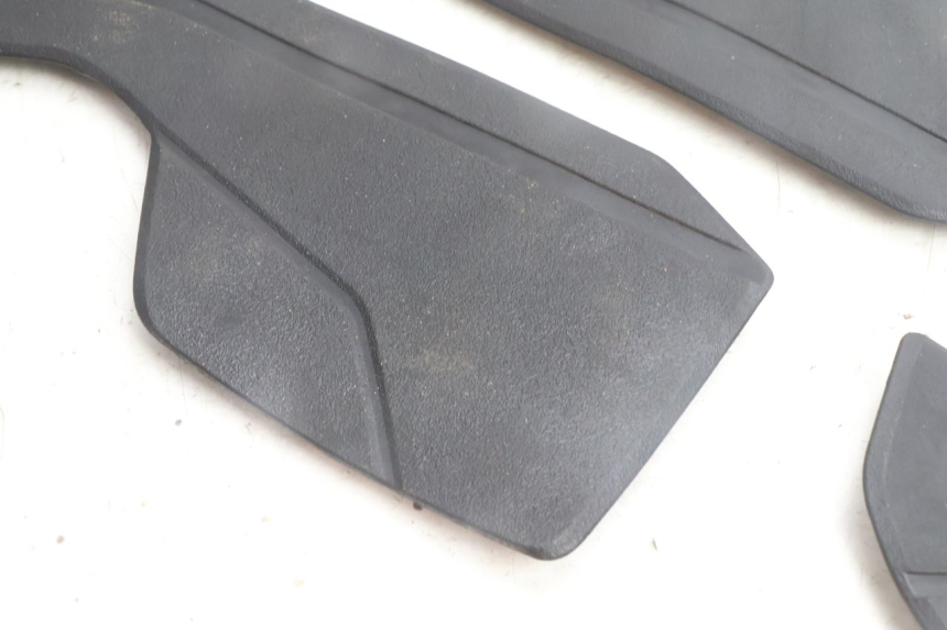 photo de TRITTBRETT VERKLEIDUNG GUMMI YAMAHA N-MAX NMAX 125 (2021 - 2024) - Alternative Perspektive