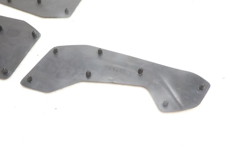 photo de TRITTBRETT VERKLEIDUNG GUMMI YAMAHA N-MAX NMAX 125 (2021 - 2024) - Kennzeichnungen und Originalreferenzen